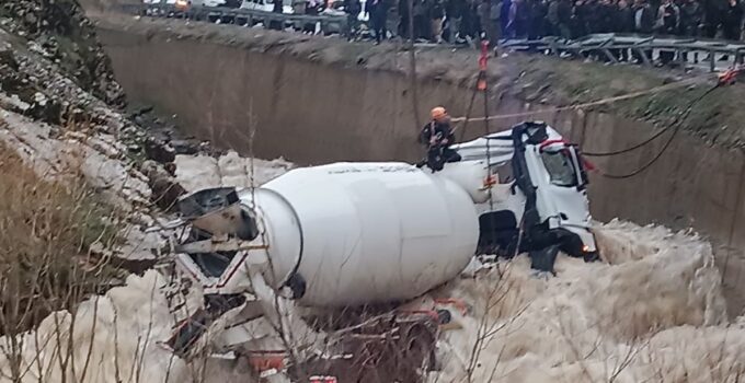 Bitlis’te beton mikseri dereye yuvarlandı: Kayıp şoför için seferberlik başlatıldı