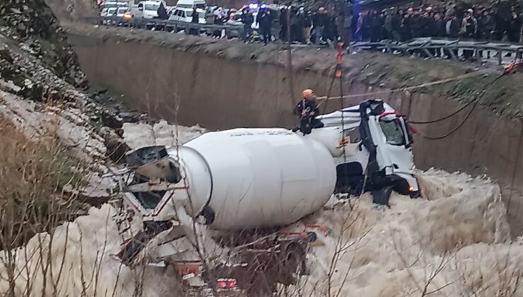 Bitlis’te beton mikseri dereye yuvarlandı: Kayıp şoför için seferberlik başlatıldı