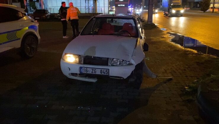 Düşürdüğü telefonunu alırken araba çarptı