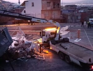 Freni boşalan kamyon okul bahçesine uçtu, sürücünün durumu ağır