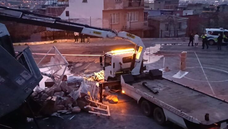 Freni boşalan kamyon okul bahçesine uçtu, sürücünün durumu ağır