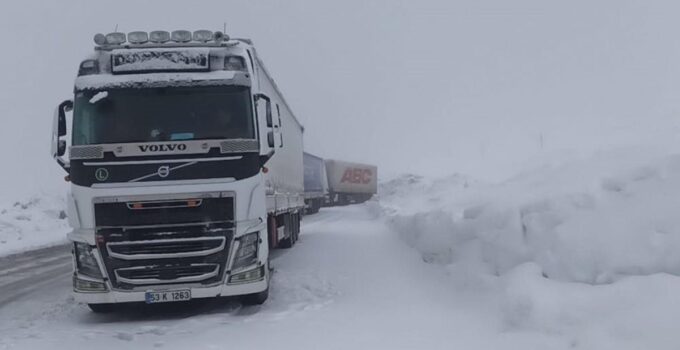 Görüntü bugün çekildi! Tipi bastırdı, araçlar yolda kaldı