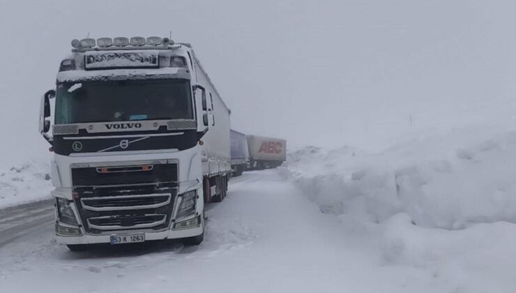 Görüntü bugün çekildi! Tipi bastırdı, araçlar yolda kaldı