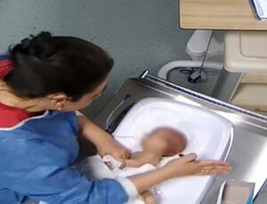 Görüntüler infiale neden olmuştu! 5 günlük bebeği döven hemşire kendini böyle savundu