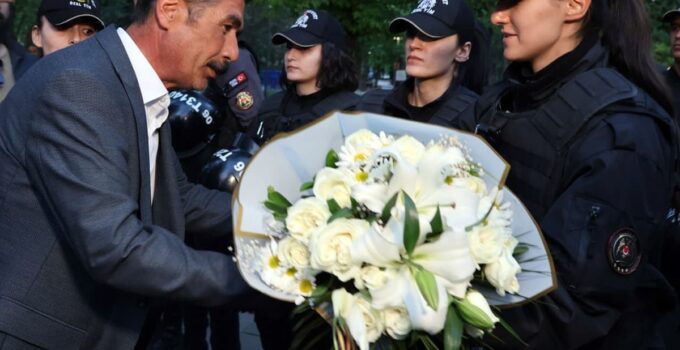 Günlerdir süren krizin ardından madenciler polislere çiçek verdi