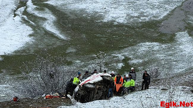Hasta taşıyan ambulans, uçuruma yuvarlandı: 1 ölü, 4 yaralı