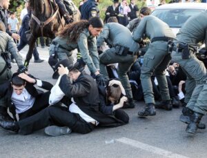 İsrail’in Askalan kentinde zorunlu askerlik karşıtı Harediler, askeri polis komutanının evini bastı