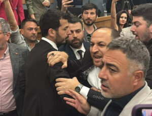 İzmir Büyükşehir Belediye Meclisi’nde gerginlik! AK Parti’li ve CHP’li üyeler arasında arbede yaşandı
