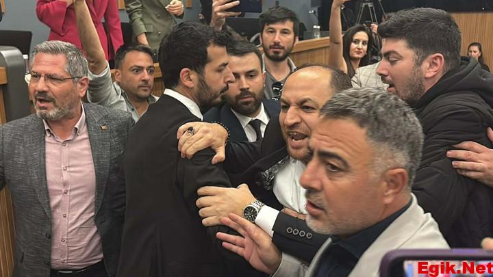 İzmir Büyükşehir Belediye Meclisi’nde gerginlik! AK Parti’li ve CHP’li üyeler arasında arbede yaşandı