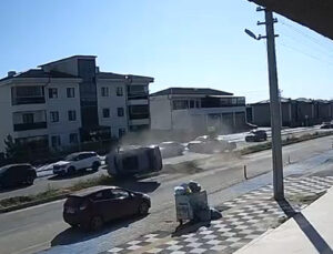 Park alanından çıkan otomobile çarpıp takla attı: 2’si çocuk 5 yaralı