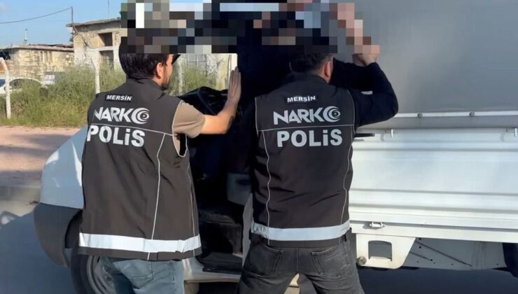 Polisin takip ettiği kamyonetten yaklaşık 185 kilo esrar ele geçirildi