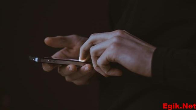 Telefonuna gelen reklamı kapatmak isterken dolandırıldı: Faiziyle birlikte bankadan tazminat alacak