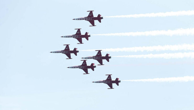 Türk Yıldızları selam durdu