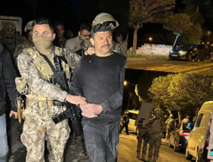 Uşak’ta polis ekibine silahlı saldırı: 2 polis tedavi altına alındı, zanlı teslim oldu