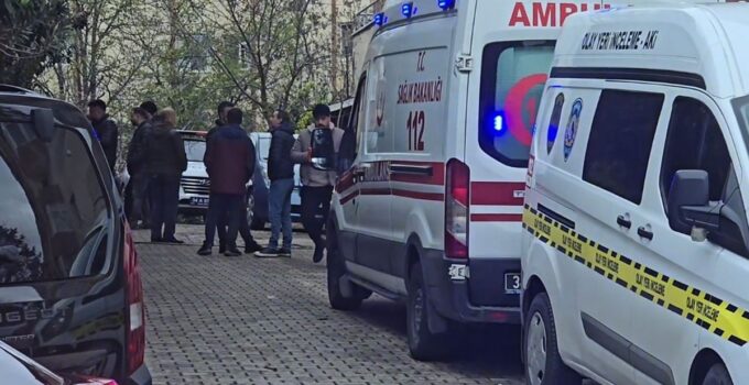 Üsküdar’da aile faciası: Anne ve babasını öldürüp intihar etti