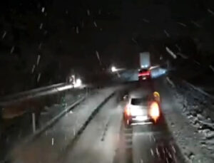 Afyonkarahisar bağlantılı 3 devlet yolu kar yağışı nedeniyle tır ve çekicilere kapatıldı