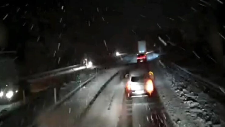 Afyonkarahisar bağlantılı 3 devlet yolu kar yağışı nedeniyle tır ve çekicilere kapatıldı