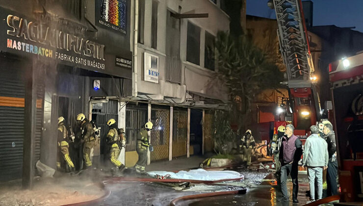 Bayrampaşa’da 5 katlı iş yerinde çıkan yangın söndürüldü