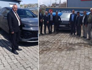 Belediye binası önünde “makam aracı” pozu