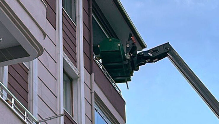 Cenazeyi forkliftle indirdiler