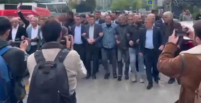 CHP Genel Merkezi’ndeki arbedeyi başlatan görüntüler! Kol kola girip yürüdüler