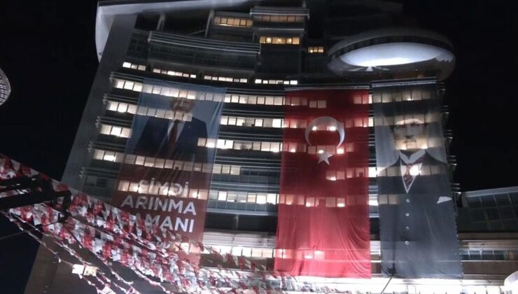 CHP Genel Merkezi’ne Kılıçdaroğlu’nun “Şimdi arınma zamanı” yazılı posteri asıldı
