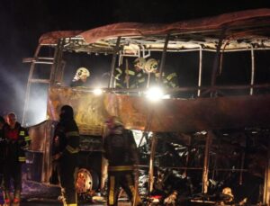 Denizli’de bariyerlere çarpan yolcu otobüsü alev aldı: 8 ölü