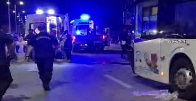 Diyarbakır’da belediye otobüsü ile otomobil çarpıştı: 2 ölü, 7 yaralı