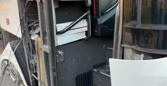 Otobüs şoförü uyudu, muavin kapıdan düşerek yaralandı