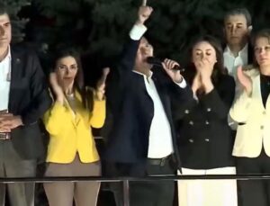 Özel, CHP Genel Merkezi önünde toplanan kalabalığa seslendi: Hiçbir yere gitmiyorum