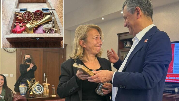 Özgür Özel, genel başkanlık mührünü Süreyya Öneş Derici’ye emanet etti