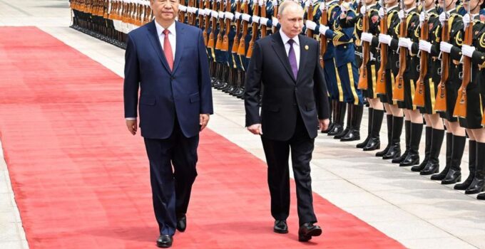 Şi’den Trump’a üstü kapalı gönderme! Putin’i kırmızı halıyla karşıladı