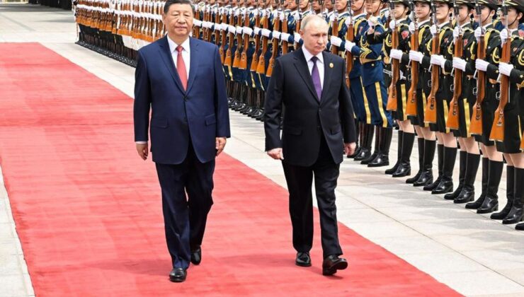 Şi’den Trump’a üstü kapalı gönderme! Putin’i kırmızı halıyla karşıladı