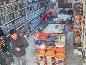 Soğukkanlı esnaf! Deprem anında yerinden bile kalkmadı