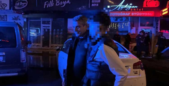 Sokak ortasında tüfekle dolaşan çocuk, kovalamaca sonucu yakalandı