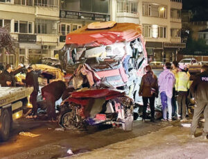 Trafikte can pazarı! 8 ayrı kazada 13 ölü, 49 yaralı
