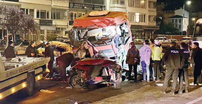 Trafikte can pazarı! 8 ayrı kazada 13 ölü, 49 yaralı