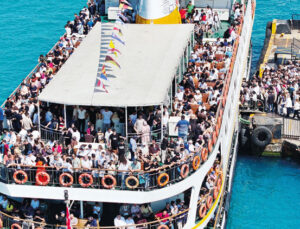 Yurtta bayram kalabalığı… İğne atsan yere düşmedi