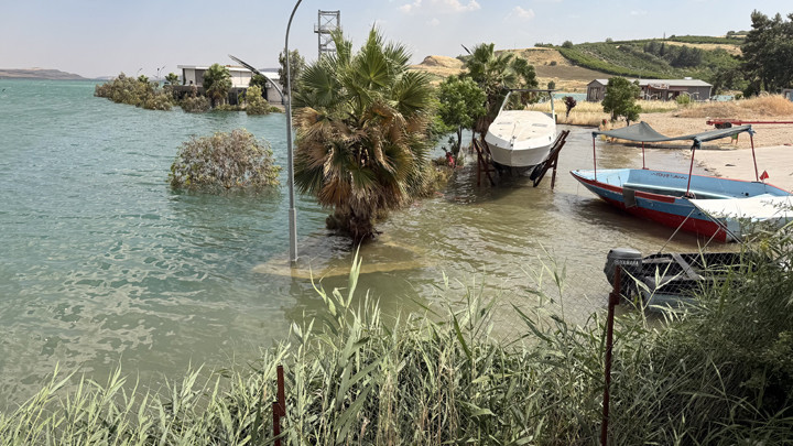 Adıyaman’da baraj taştı: İş yerleri ve yürüyüş yolları su altında kaldı! Vatandaşlara uyarı