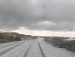 Ardahan’da dolu yağışı: Karayolu beyaza büründü