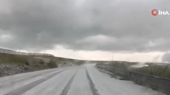 Ardahan’da dolu yağışı: Karayolu beyaza büründü