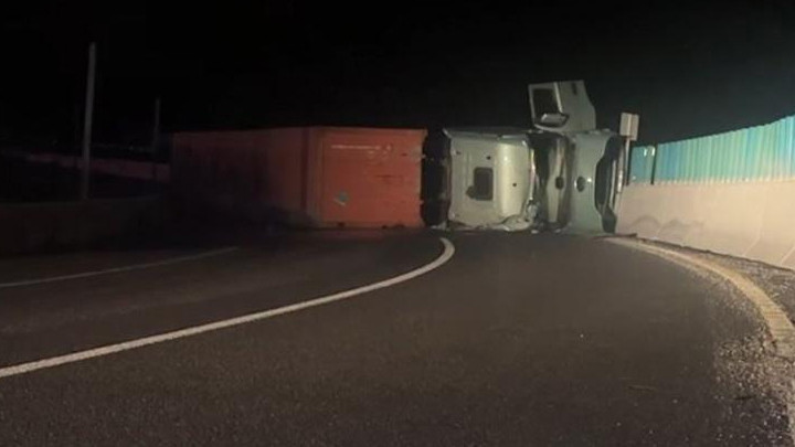 Bolu Dağı’nda askeri mühimmat yüklü olduğu değerlendirilen TIR devrildi! İstanbul istikameti ulaşıma kapandı