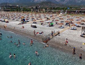 Çeşme’den Bodrum’a, Marmaris’ten Belek’e halk plajlarına yoğun ilgi… Ücretsiz halk plajı sayısı 23’e yükseliyor