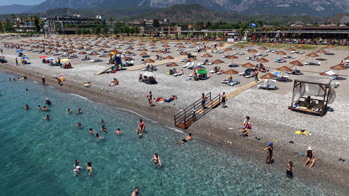 Çeşme’den Bodrum’a, Marmaris’ten Belek’e halk plajlarına yoğun ilgi… Ücretsiz halk plajı sayısı 23’e yükseliyor