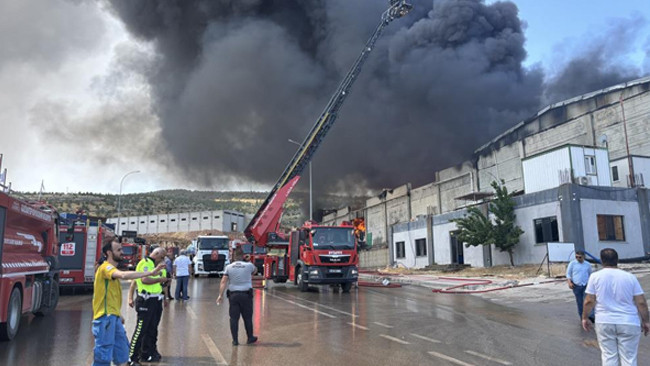 Gaziantep’te fabrika yangını: Ekiplerin müdahalesi sürüyor