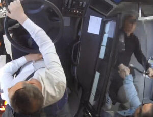 İETT otobüsündeki acı olay kamerada: Ayaktaki yolcu düşerek yaşamını yitirdi
