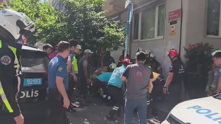 Kadıköy’de yıkımı yapılan binada kısmi çökme meydana geldi: 2 işçi yaralı