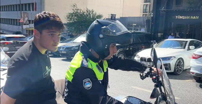 Öğrenciler ve YKS klasikleri! Belgesini unutan ve yanlış okula gidenlerin yardımına polis, zabıta ve vatandaşlar koştu