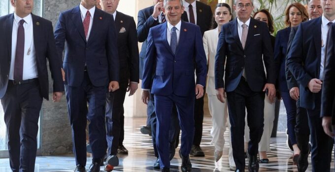 Özgür Özel’in yol haritası netleşti! Yeni parti için tarih belli oldu