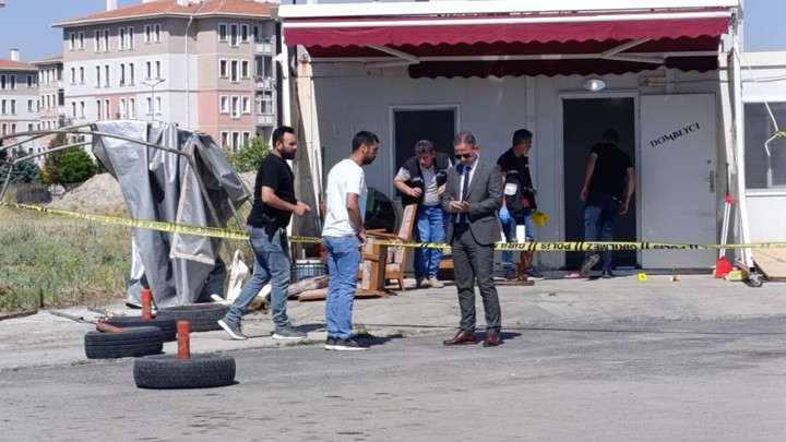 Afyonkarahisar’da minibüs durağına silahlı saldırı: 1 kişi hayatını kaybetti